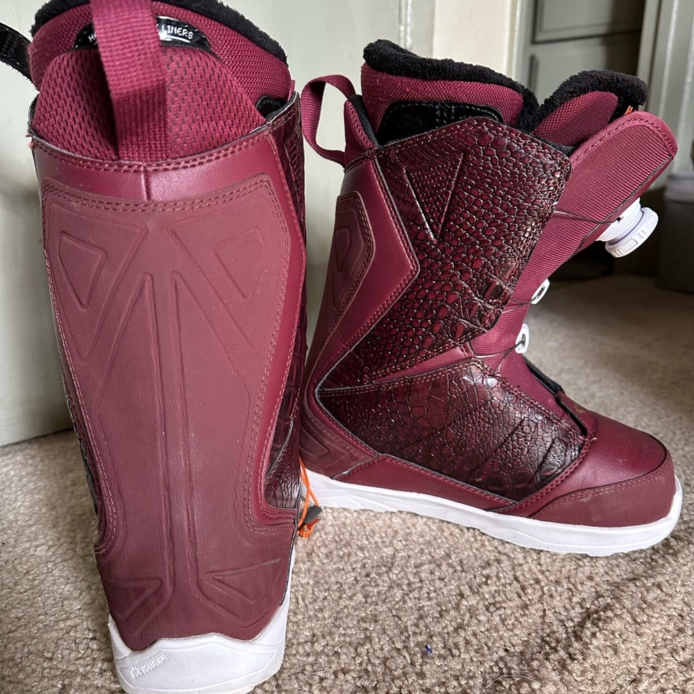 Thirty two lashed boa women’s snowboarding boots. Lightly used.